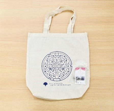 写真：「落ちない」マンホール蓋柄のトートバッグ