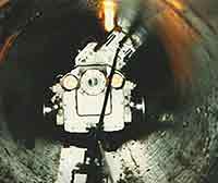 ロボットによる光ファイバー敷設の様子