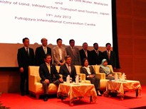 エネルギー・環境技術・水省の次官、国土交通省下水道部長らが壇上に上がって並んでいます。