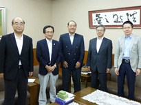 在マレーシア日本大使らと一緒に並んで立っています。