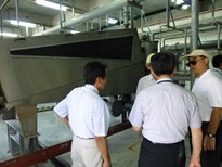 パンタイ下水処理場を視察し話をしています。