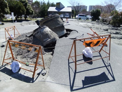 画像：マンホール浮上被害事例