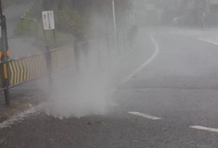 画像：空気が噴き出したマンホール蓋