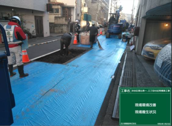 写真：現場施工箇所養生の様子（車養生カバー、玄関前ブルーシート）