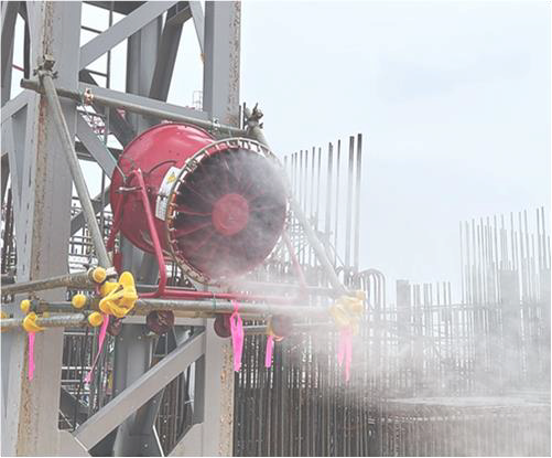 写真：ミスト付大型送風機を各作業場所に設置