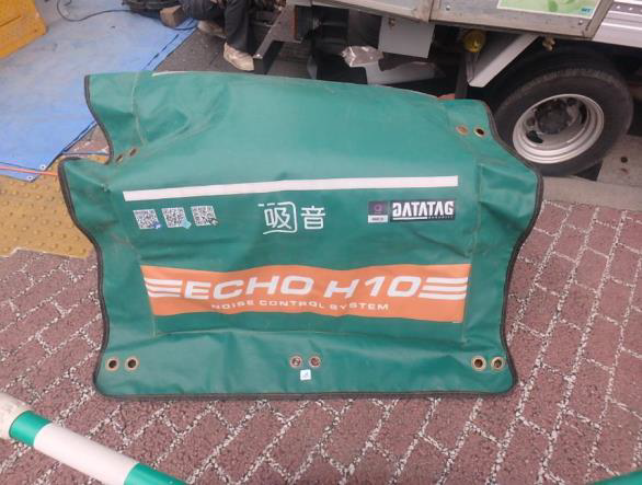 写真：小型発電機に設置している様子（外側）