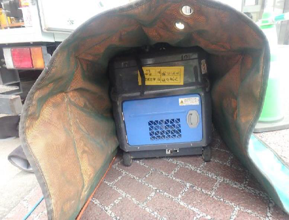 写真：小型発電機に設置している様子（内側）