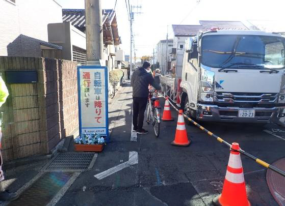 写真：看板の設置状況と通行の様子
