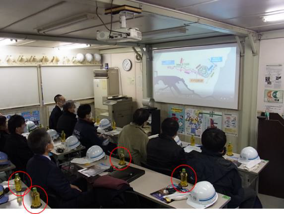 写真：見学会等での配布（コースターに飲み物を置く）