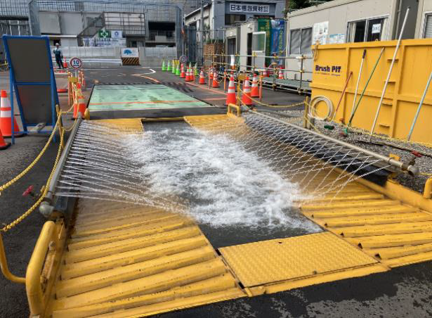 写真：タイヤ洗浄機　作動状況