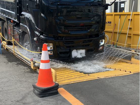 写真：タイヤ洗浄機　洗浄状況