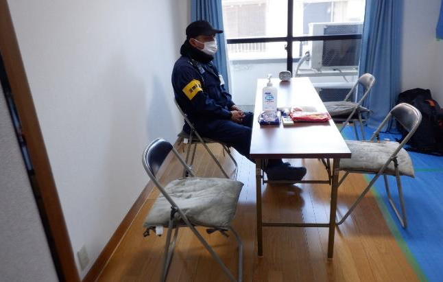 写真：現場事務所に作業員の休憩スペースを設置