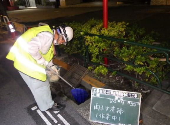 写真：雨水ますの清掃公衆トイレの清掃