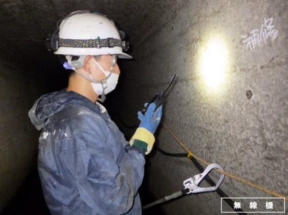 写真：インターホーン・無線機の使用状況（管きょ内）