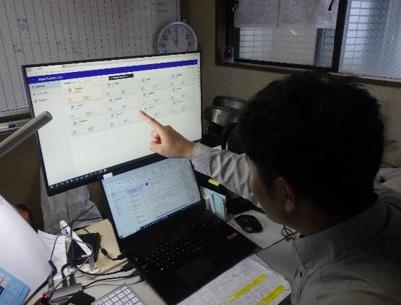 写真：事務所でもパソコンで管理