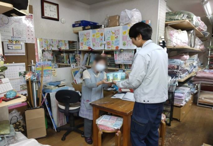 写真：トイレットペーパー配布の様子