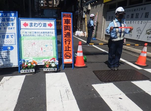 写真：フラワーポットの設置