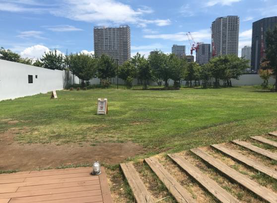 写真：仮囲いのデジタルサイネージと上部公園開放部