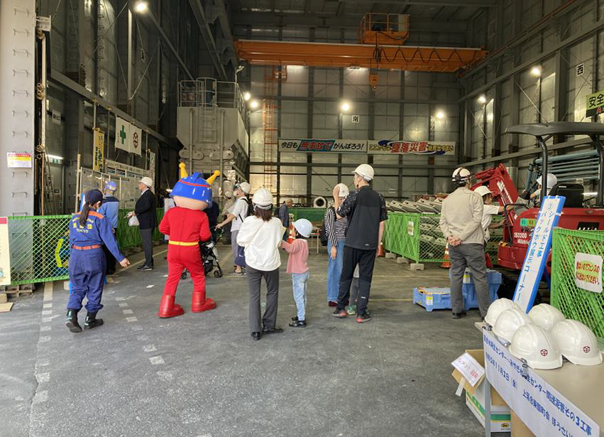 写真：現場見学実施状況（小型重機体験）