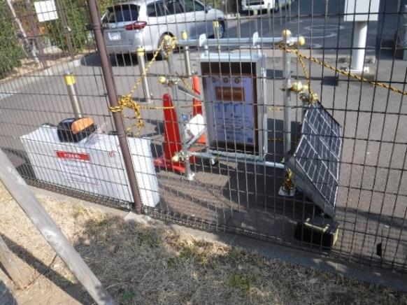 写真：デジタルサイネージによるHTTの広報掲示と給電用可搬型ソーラーパネル