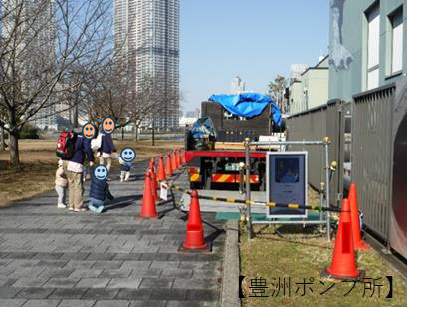 写真：デジタルサイネージの動画を熱心に見る近隣の方