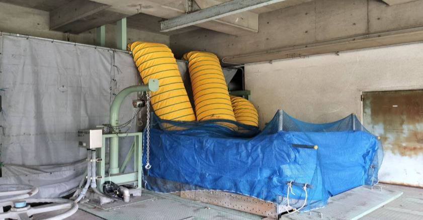 写真：臭気対策のダクトと防音シート