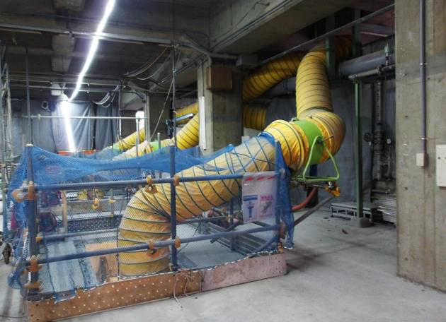 写真：ダクト設置の様子