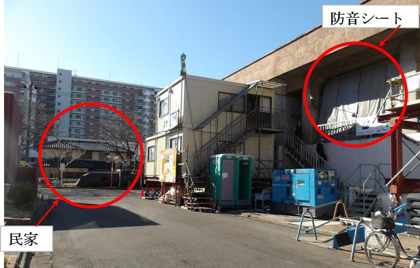 写真：防音シートと民家の位置関係