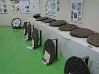 水の館内展示品（いろいろな種類のマンホール）