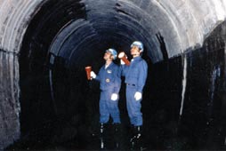 管きょの点検をしている様子